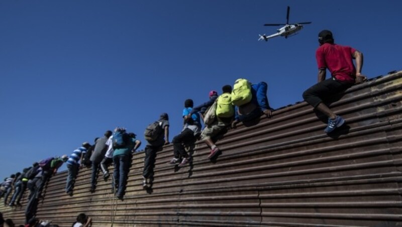 Hunderte Migranten wollten über den Blechwall das US-Gebiet erreichen. (Bild: AFP)