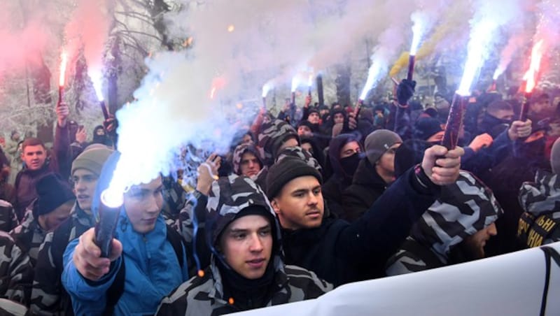 Vor der russischen Botschaft in Kiew gehen die Wogen hoch. (Bild: AFP )