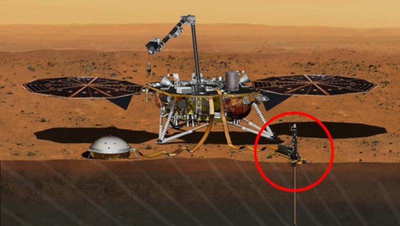 Der Lander „InSight“ und sein „Marsmaulwurf“ (rot markiert) (Bild: NASA/JPL-Caltech)