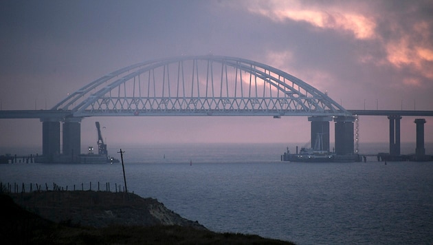 The Kerch Bridge was closed for hours due to Ukrainian drone attacks. (Bild: AP)