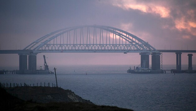Die Kertsch-Brücke war wegen ukrainischer Drohnenangriffe stundenlang gesperrt. (Bild: AP)