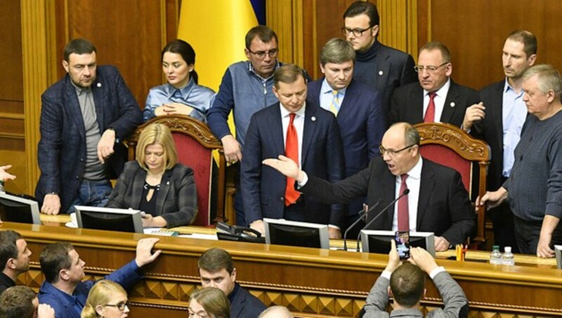 Im ukrainischen Parlament wird über die Ausrufung des Kriegsrechts debattiert. (Bild: AFP )