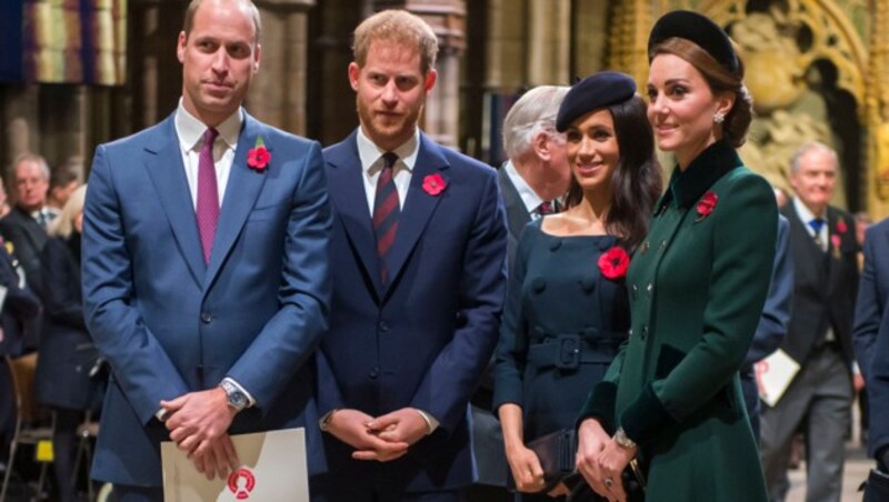 Die Prinzen William und Harry und mit ihren Gattinnen bei einem Gottesdienst in der Westminster Abbey (Bild: AP)