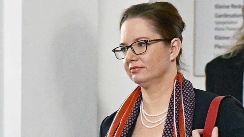 Ursula Schmudermayer entschlug sich bei ihrer dritten Befragung im BVT-Ausschuss mehrmals der Aussage. Der Grund: Gegen sie gibt es Ermittlungen der Staatsanwaltschaft Korneuburg. (Bild: APA/HANS PUNZ)