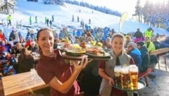 Die großen Gastronomen - hier die Schaf-Alm auf der Planai - tun sich traditionell leichter, genügend Mitarbeiter zu finden. Die kleinen Betriebe müssen immer öfter improvisieren. (Bild: sepp pail)