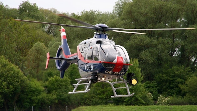Mit dem Hubschrauber stieg die Polizei zu einem Sichtflug auf (Bild: LPK Kärnten)