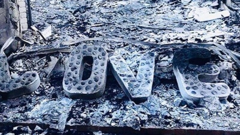 Nach dem Feuer von Malibu ist vom Haus von Liam Hemsworth und Miley Cyrus nur der „Love“-Schriftzug übrig geblieben. (Bild: www.instagram.com)
