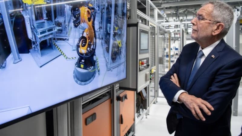 Alexander Van der Bellen im Porsche-Werk in Stuttgart anlässlich seines Besuchs in Baden-Württemberg (Bild: APA/dpa/Marijan Murat)