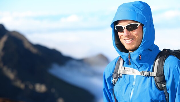 So gut eingepackt, macht Wandern auch bei Kälte Spaß. (Bild: Maridav/stock.adobe.com)