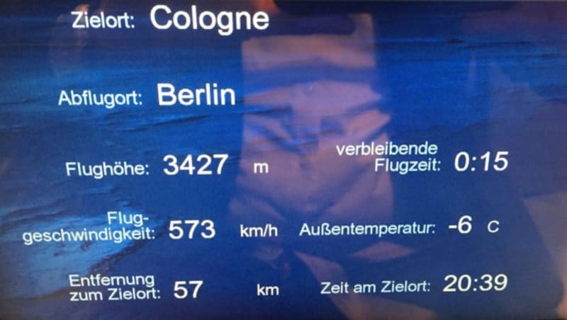 Der Monitor im Kanzler-Airbus „Konrad Adenauer“ zeigt die Details der geänderten Flugroute Minuten vor der Landung auf dem Flughafen in Köln. (Bild: APA/dpa/Jörg Blank)