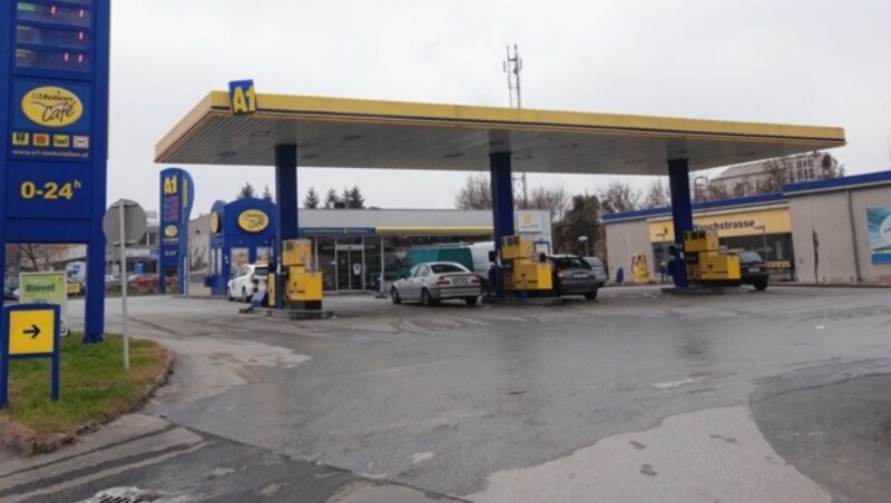 Die Tageslosung dieser Tankstelle wollte der Angestellte zur Bank bringen. (Bild: Elmar Gubisch)