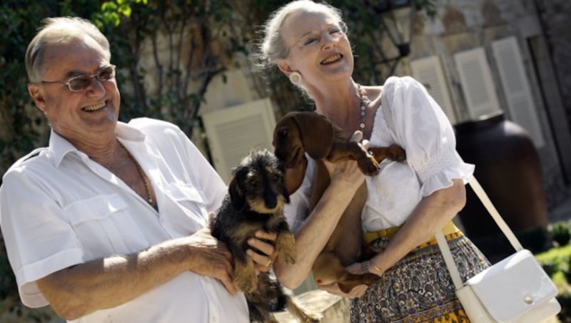 Königin Margrethe und Prinz Henrik im Jahr 2006 mit ihren Dackeln (Bild: AFP)