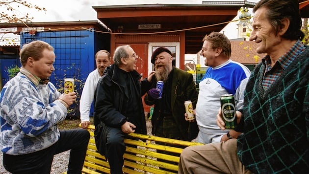 Pfarrer Pucher mit Bewohnern bei der Eröffnung des Vinzidorfs 1993. (Bild: VinziDorf)