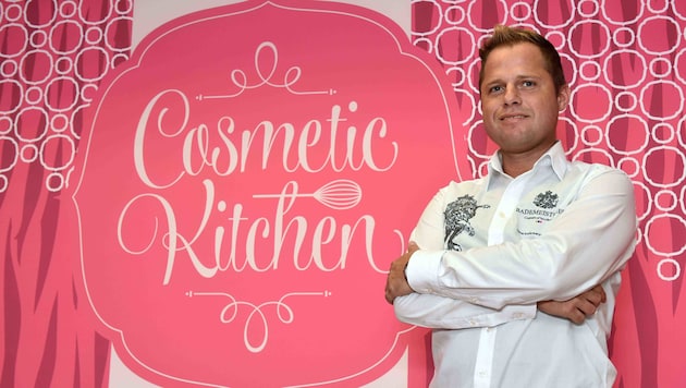Ein Bild aus guten Zeiten: Alexander Kraml mit der „Cosmetic Kitchen“, einer Do-it-yourself-Marke der Bademeisterei. (Bild: Markus Wenzel)