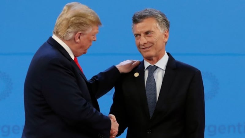 Argentiniens Präsident Mauricio Macri begrüßt US-Präsident Donald Trump. (Bild: AP)