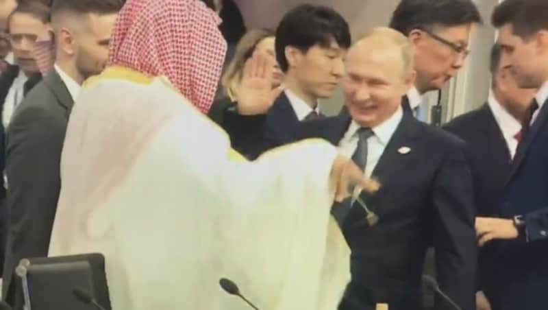 G20-Eklat: Russlands Präsident Wladimir Putin klatscht kumpelhaft mit dem saudischen Kronprinzen Mohammed bin Salman ab. (Bild: twitter.com)