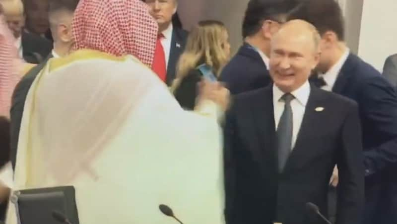 G20-Eklat: Russlands Präsident Wladimir Putin klatscht kumpelhaft mit dem saudischen Kronprinzen Mohammed bin Salman ab. (Bild: twitter.com)