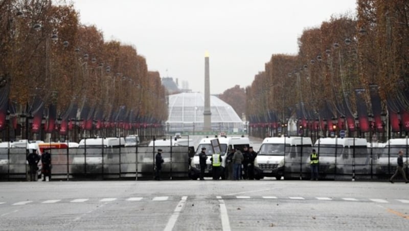 Straßensperre der Pariser Polizei auf den Champs-Elysees (Bild: APA/AFP/Geoffroy VAN DER HASSELT)