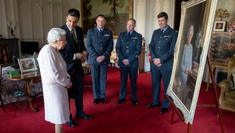 Die Queen begutachtete auf Schloss Windsor ihr Porträt. (Bild: AP)