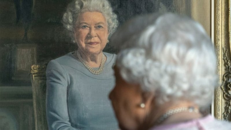 Perfekt getroffen: die Queen vor ihrem Porträt (Bild: AP)