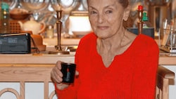Erni Mangold in ihrem Bauernhaus im Waldviertel. Die 91-Jährige ist unermüdlich im Dreheinsatz - und am 19. Dezember im ORF-Landkrimi aus Oberösterreich „Der Tote im See“ zu sehen. (Bild: Zwefo)