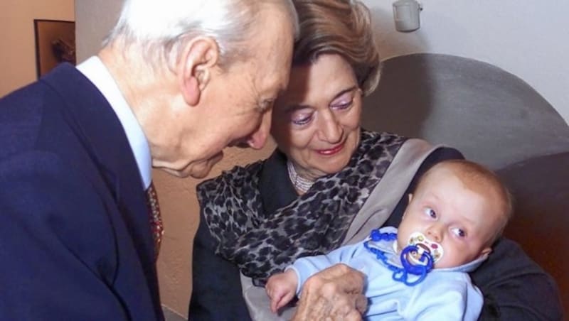 Der 20 Wochen alte Gabriel Karas mit seinen Großeltern (Bild: Alexander Tuma)