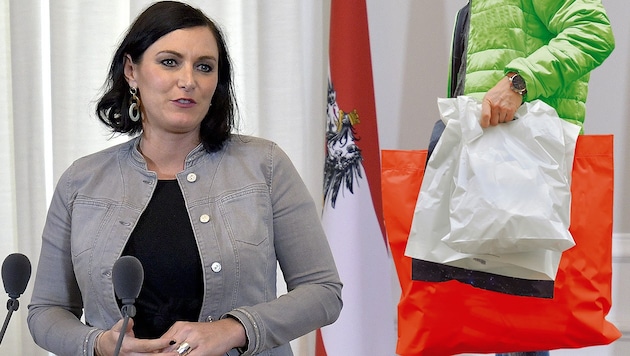 Ex-Umweltministerin Elisabeth Köstinger (ÖVP) will einen „Schlussstrich gegen die Plastikvermüllung“ ziehen. (Bild: Harald Dostal, APA/HERBERT NEUBAUER, krone.at-Grafik)