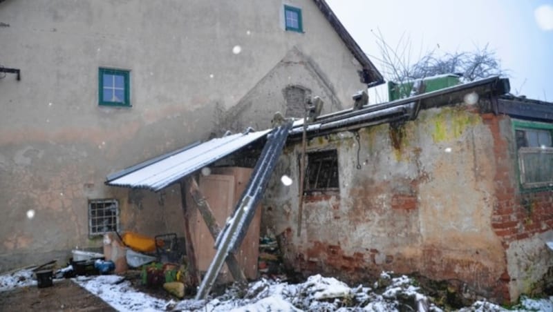 Die Mauern des alten Hauses sind teilweise feucht, hauptsächlich deswegen, weil das Dach so löchrig ist und Nässe durchlässt (Bild: Fulterer Claudia)