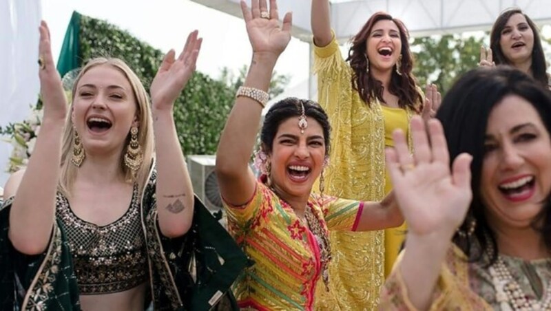 Priyanka Chopra mit Sophie Turner beim Feiern am Samstag (Bild: AFP or licensors)
