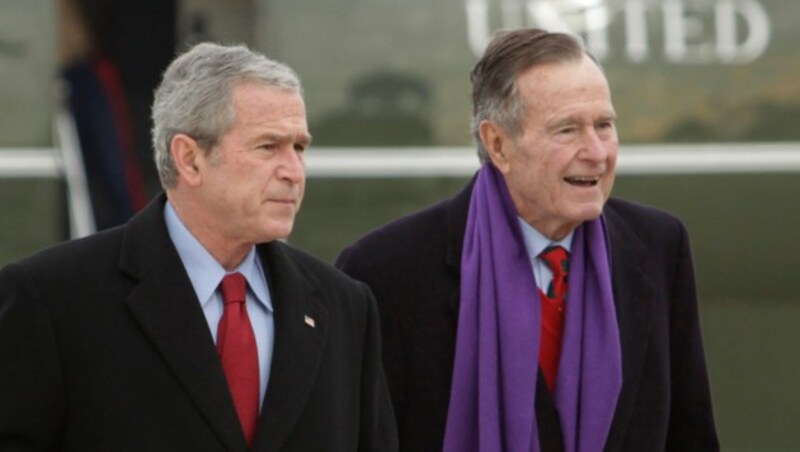 George W. Bush /(li.) mit seinem Vater George H.W. Bush (Bild: The Associated Press)