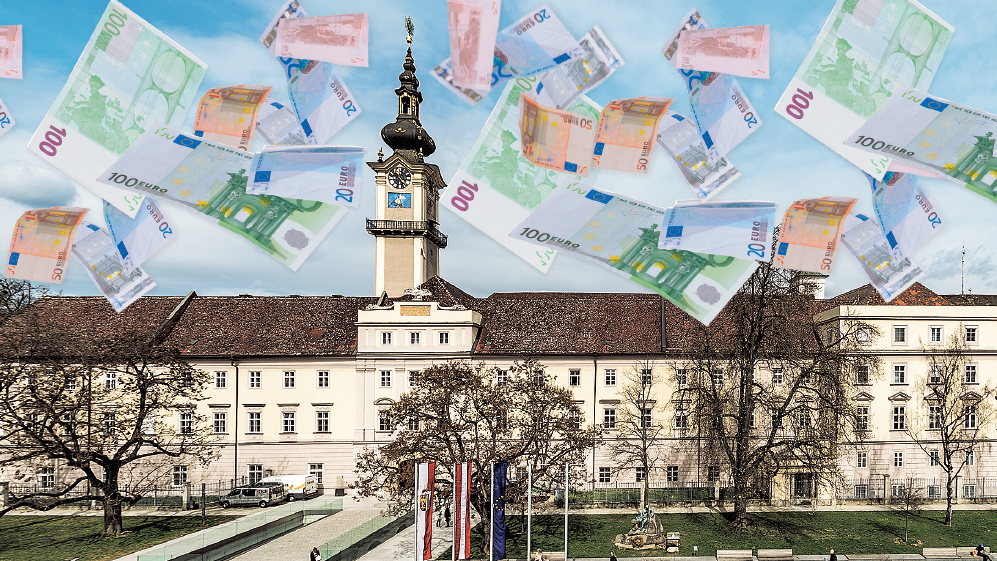 Symbolischer Geldregen für Oberösterreich über dem Landhaus in Linz. (Bild: fotokerschi/Kronen Zeitung)