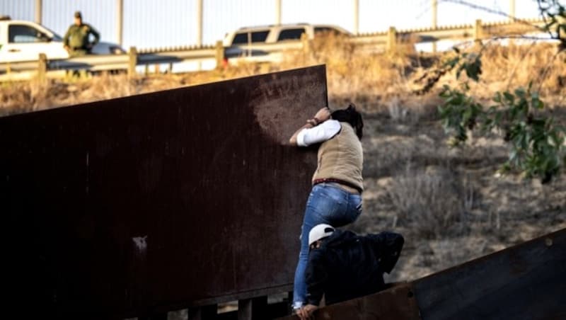 Migranten aus Honduras überwinden die US-Grenze. Die amerikanischen Grenzschützer warten schon. (Bild: AFP)