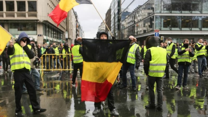 „Gelbe Westen“ auf den Straßen Brüssels (Bild: APA/AFP/Aris Oikonomou)