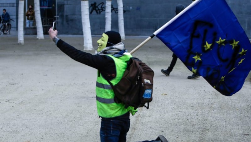 Die „Gelben Westen“ marschieren auch schon in der EU-Hauptstadt Brüssel. (Bild: APA/AFP/Aris Oikonomou)