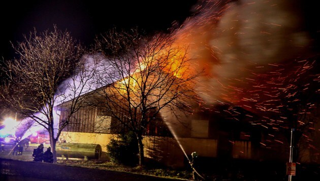 Die Flammen schlugen aus dem Dach des Hühnerstalls in Schwand im Innkreis (Bild: Pressefoto Scharinger © Daniel Scharinger)