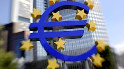 Die Europäische Zentralbank (EZB) hat am Donnerstag erstmals seit Langem ihren Leitzins reduziert. (Bild: APA/dpa/Boris Roessler)
