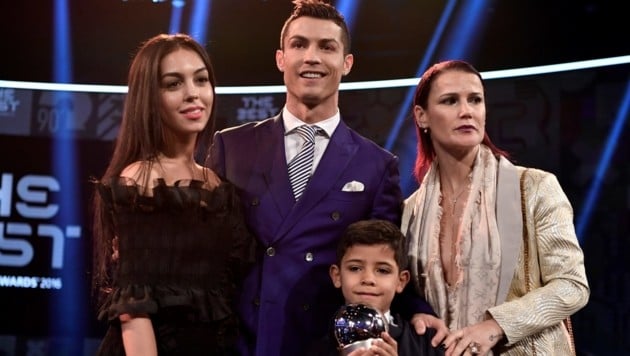 Ronaldo mit Freundin Georgina Rodriguez (links), Schwester Elma Aveiro (rechts) und seinem Sohn Cristiano Ronaldo Junior (Bild: AFP)