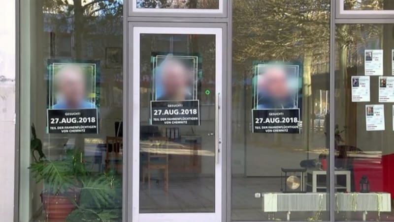 Diese Plakate wurden von der Polizei entfernt. (Bild: ruptly.tv)