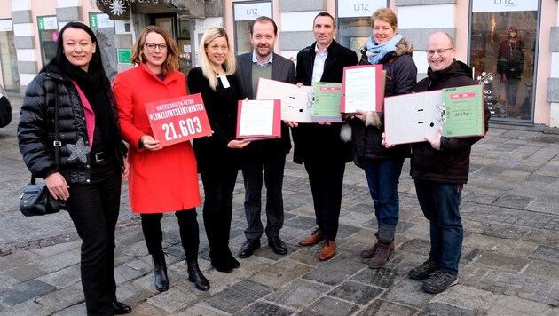 Die Theater-Betriebsräte übergaben die Petition den Vertretern der Stadtpolitik. (Bild: Horst Einöder)