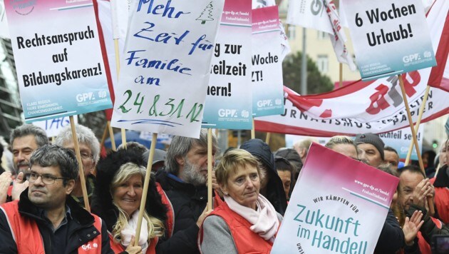 Am 4. Dezember protestierten Handels-Betriebsräte vor der Zentrale der Wirtschaftskammer. (Bild: APA/ROBERT JAEGER)