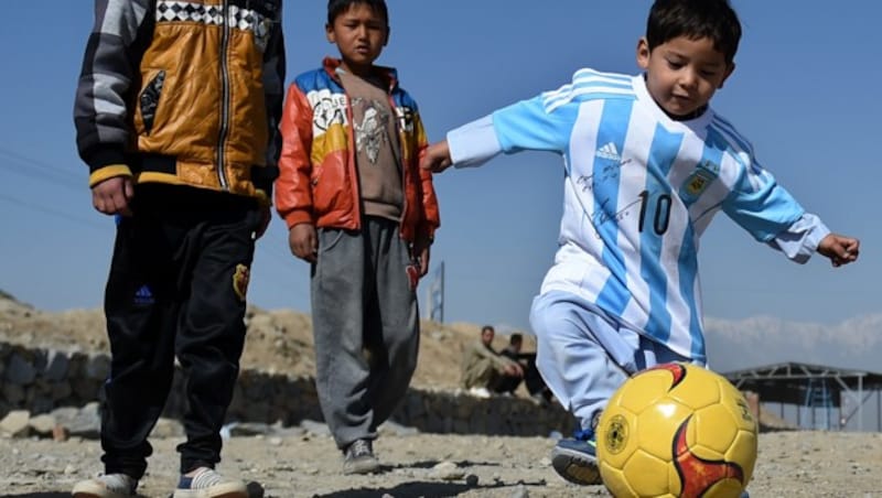 Murtaza Ahmadi mit seinem von Lionel Messi geschenkten Ball (Bild: AFP)