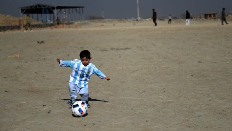 Murtaza Ahmadi mit seinem von Lionel Messi geschenkten Ball (Bild: AFP)