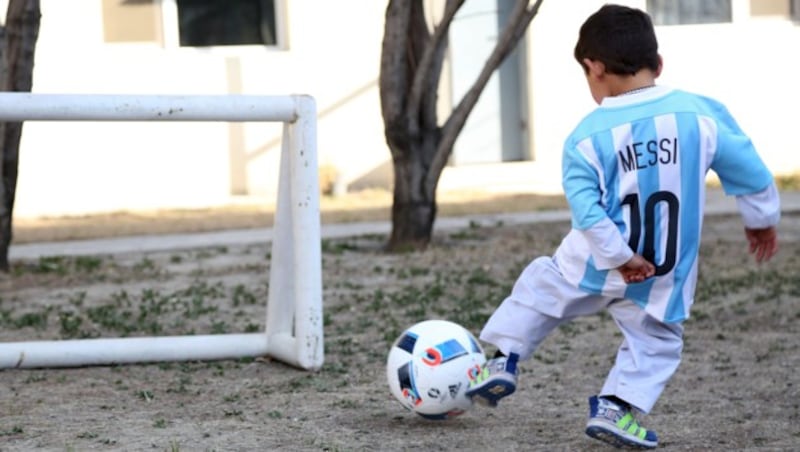 Murtaza Ahmadi mit dem von Lionel Messi signierten Ball (Bild: AFP)