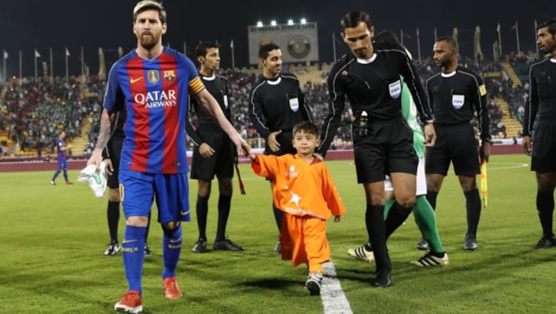 Murtaza Ahmadi traf sein großes Idol Lionel Messi. (Bild: AFP)