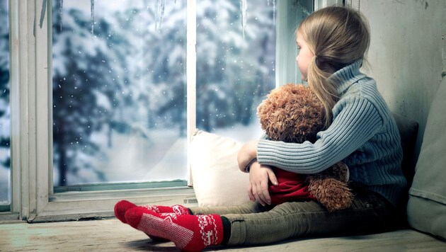 Ein trauriges Kind an einem dunklen Wintertag (Symbolfoto) (Bild: stock.adobe.com)
