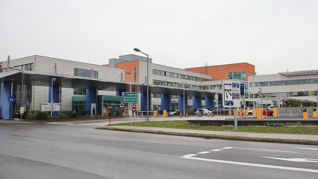 Das Vöcklabrucker Krankenhaus wird vergrößert (Bild: Helmut Klein)