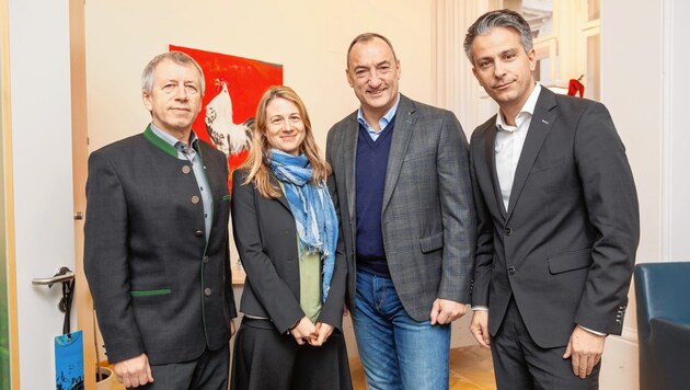 Nikolaus Westreicher und Susanne Wetzelsberger vom BFA mit dem Grazer Vizebürgermeister Mario Eustacchio (FPÖ) und Stadtrat Kurt Hohensinner (ÖVP, v. l.). (Bild: Foto Fischer)