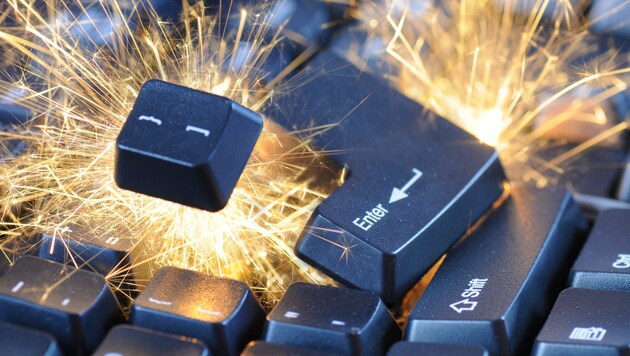 Black exploding computer keyboard with electric sparks. (Bild: ©stoupa - stock.adobe.com)