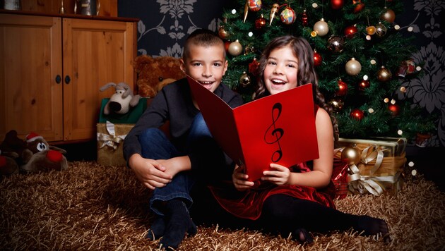 Singen gehört in vielen Familien zum Weihnachtsfest dazu. (Bild: ©Imcsike - stock.adobe.com)