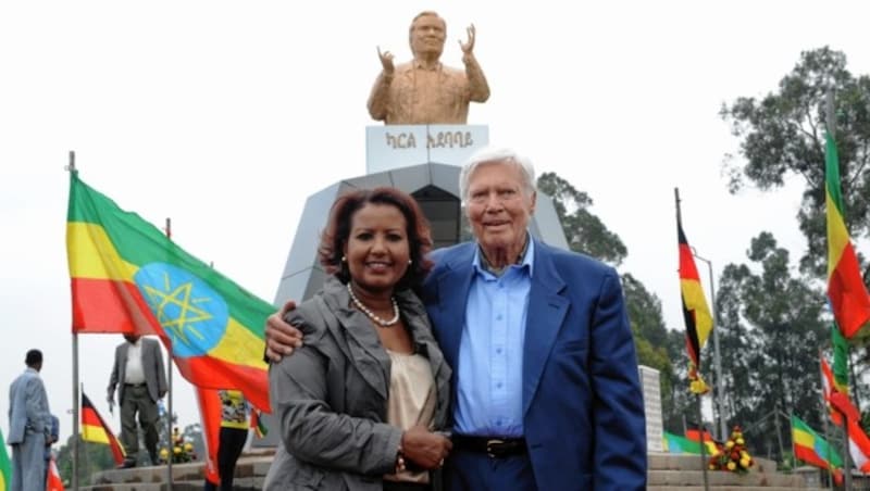 Karlheinz Böhm und seine Almaz 2011 vor dem Karlheinz-Böhm-Denkmal in Äthiopiens Hauptstadt Addis Abeba (Bild: TOBIAS HASE / EPA / picturedesk.com)